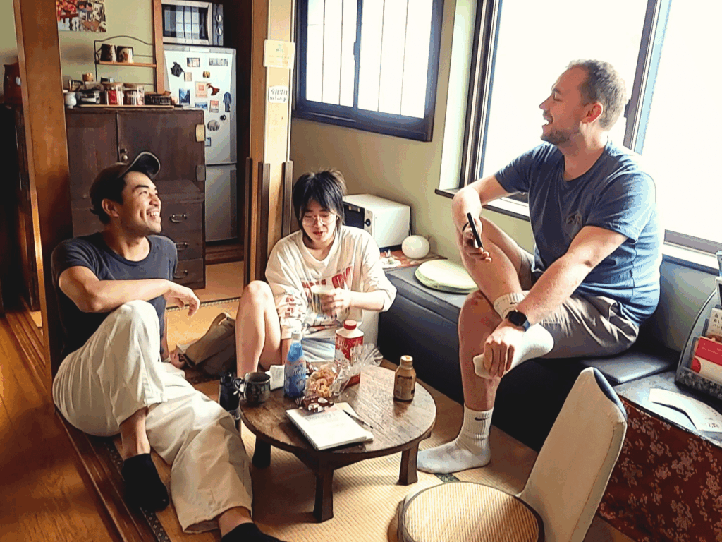 nteraction among travelers in the lounge — Kanazawa Guesthouse Pongyi